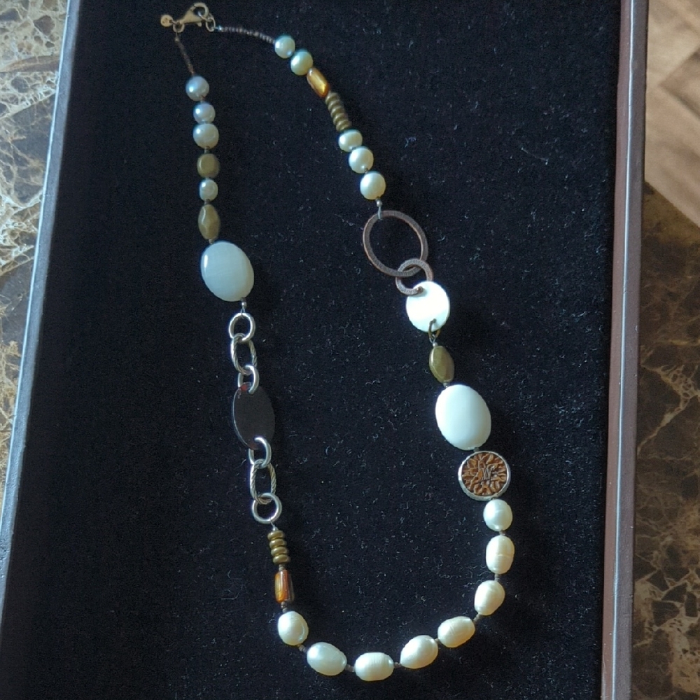 Elegant Cream and Gold Beaded Necklace